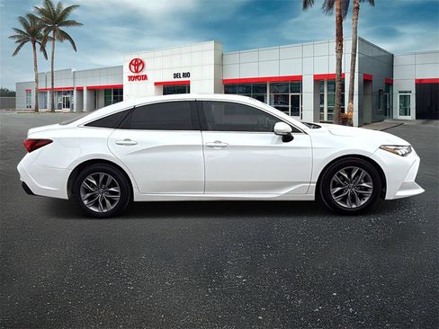 Used 2019 Toyota Avalon XLE image 2