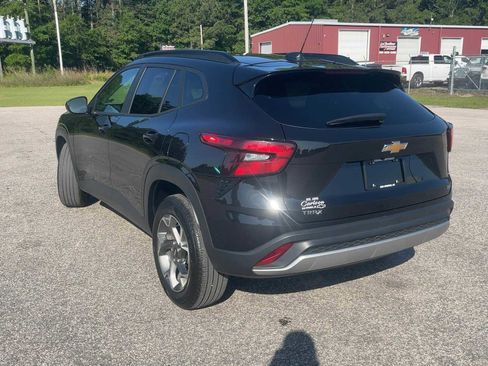 Used 2025 Chevrolet Trax LT w/ LT Convenience Package FWD image 5