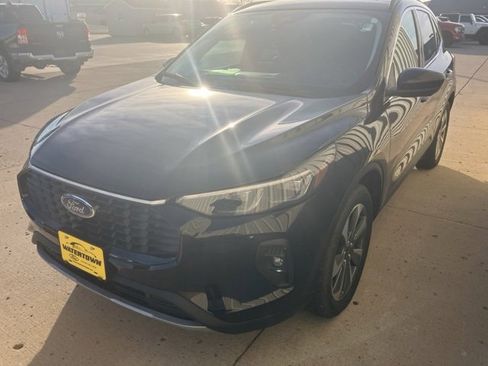 Used 2025 Ford Escape Platinum w/ Premium Technology Package image 6