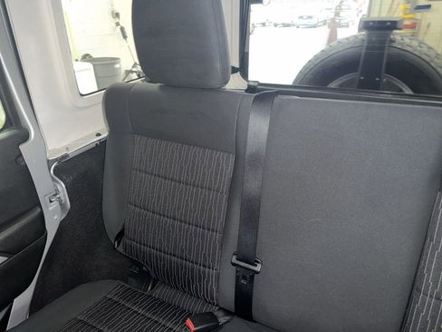 Used 2012 Jeep Wrangler Unlimited Sahara image 34