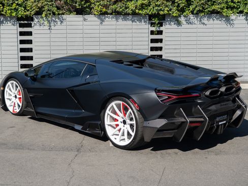 Used 2024 Lamborghini Revuelto image 30