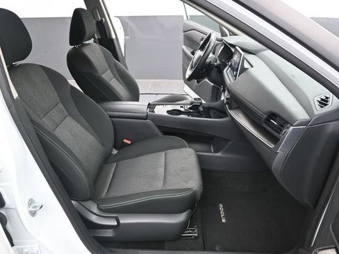 Used 2025 Nissan Rogue SV FWD image 28