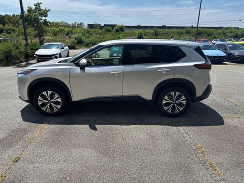 Used 2021 Nissan Rogue SV FWD image 2
