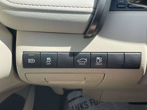 Used 2020 Toyota Camry XLE FWD image 27