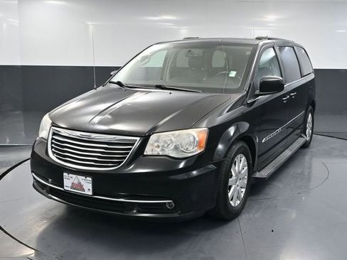 Used 2013 Chrysler Town & Country Touring image 10