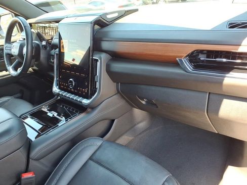 Used 2025 GMC Yukon XL Denali RWD image 11