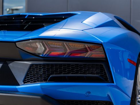 Used 2018 Lamborghini Aventador S image 16