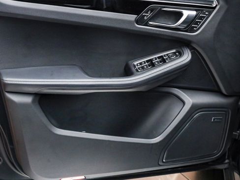 Used 2025 Porsche Macan image 24