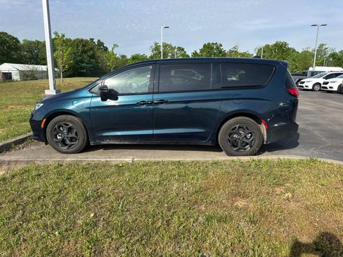 Used 2023 Chrysler Pacifica Touring-L w/ S Appearance Package FWD image 8