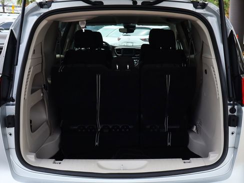 Used 2023 Chrysler Voyager LX image 23