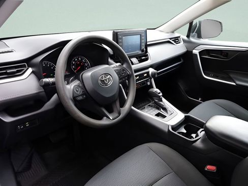 Used 2021 Toyota RAV4 LE image 27