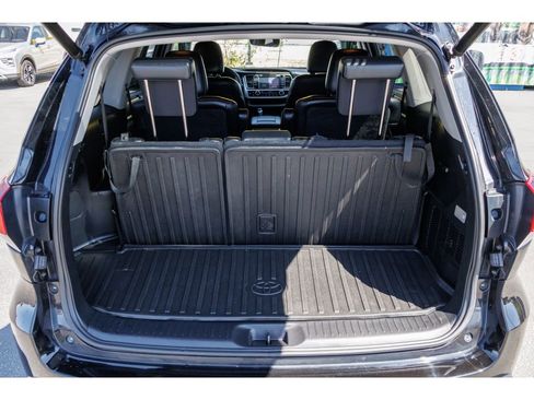 Used 2019 Toyota Highlander SE w/ Nightshade Edition AWD/4WD image 16