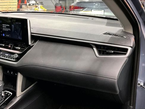 Used 2024 Toyota Corolla Cross XLE w/ Convenience Package FWD image 18