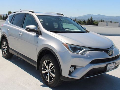 Used 2018 Toyota RAV4 XLE AWD/4WD image 2