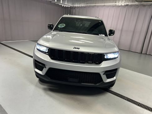 Used 2024 Jeep Grand Cherokee Altitude AWD/4WD image 2