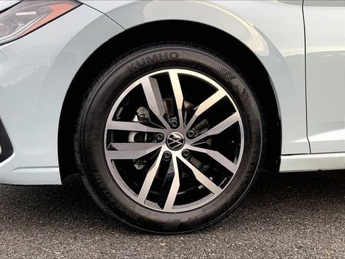 Certified 2025 Volkswagen Jetta SE FWD image 9