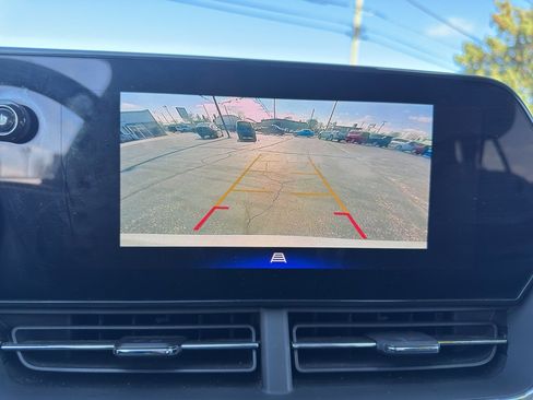 Used 2024 Chevrolet Trax LT FWD image 23