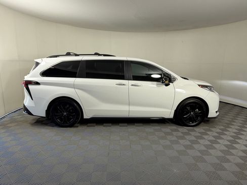 Used 2023 Toyota Sienna XSE AWD/4WD image 8