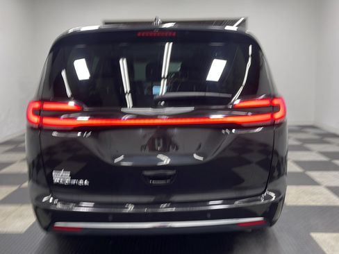 Used 2024 Chrysler Pacifica Touring-L FWD image 16