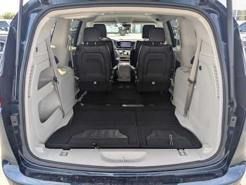 Used 2023 Chrysler Pacifica Touring-L AWD/4WD image 30
