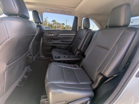 Used 2018 Toyota Highlander Limited Platinum image 17