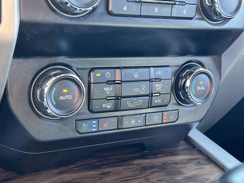 Used 2020 Ford F150 Lariat w/ Trailer Tow Package image 21