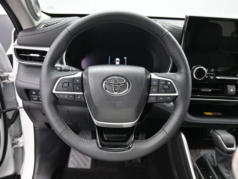 Used 2025 Toyota Highlander Platinum image 17
