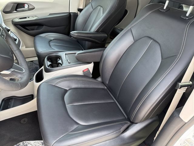 Used 2024 Chrysler Pacifica Touring-L FWD image 32