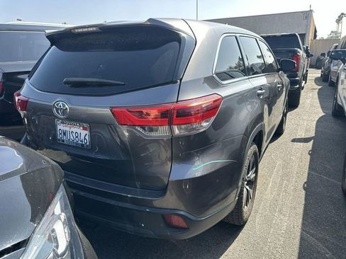 Used 2019 Toyota Highlander LE w/ Carpet Mat Package (TMS) image 4