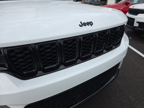 New 2025 Jeep Grand Cherokee Limited w/ Black Appearance Package image 27