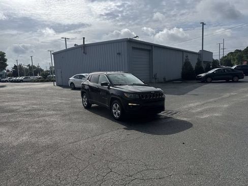 Used 2018 Jeep Compass Latitude FWD image 3