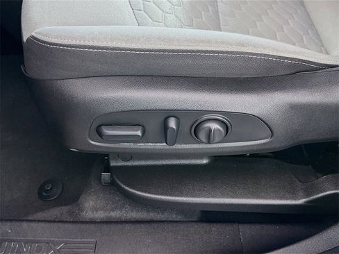 Used 2018 Chevrolet Equinox LT image 18