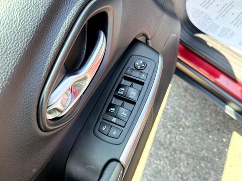 Used 2019 Jeep Cherokee Latitude Plus w/ Comfort/Convenience Group image 18