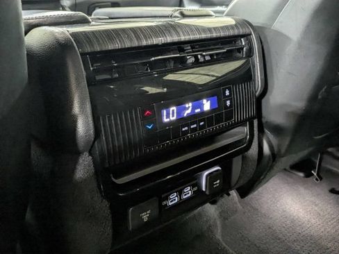 Used 2022 Jeep Wagoneer Series II AWD/4WD image 15