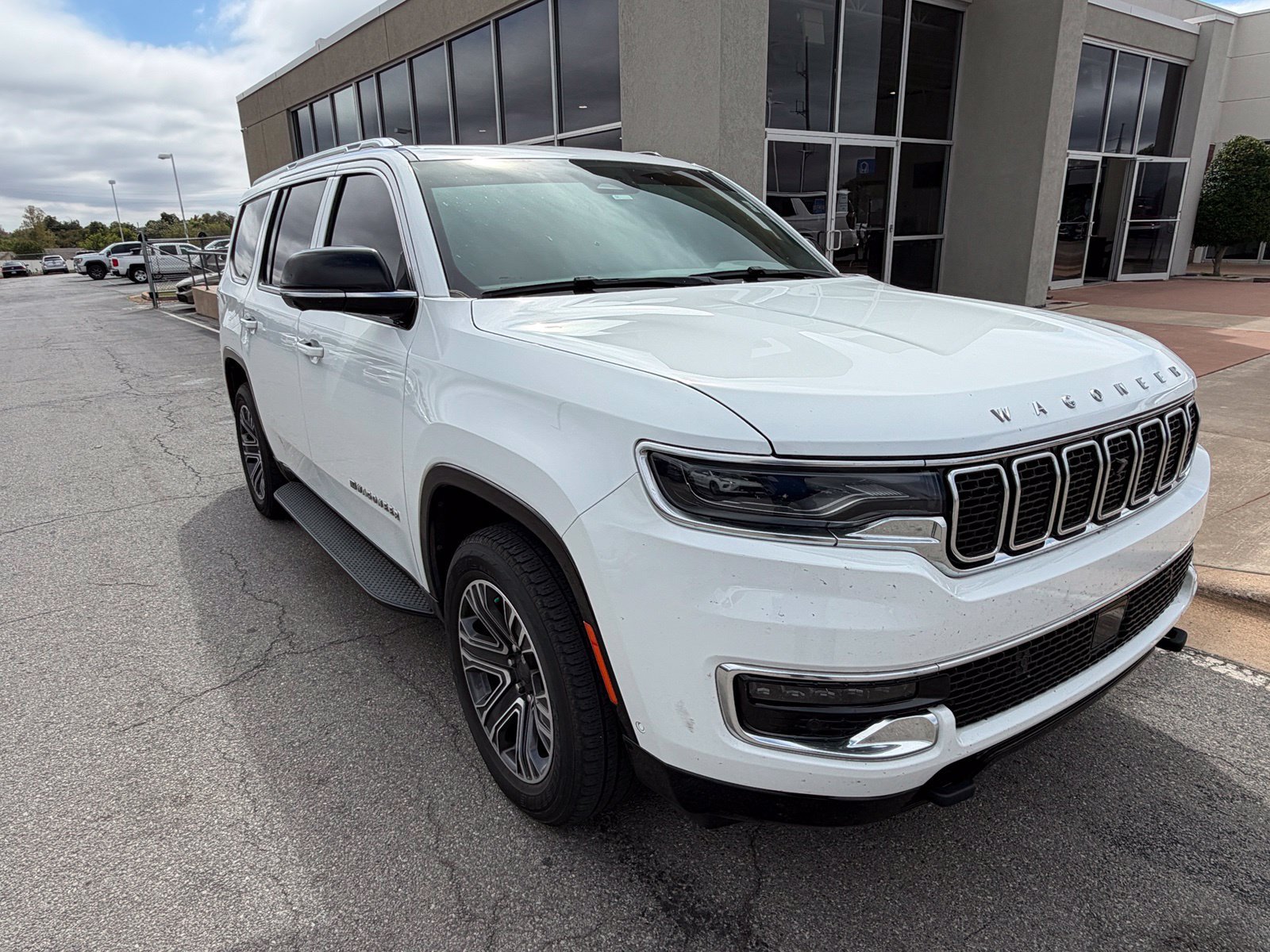 Used 2023 Jeep Wagoneer 4WD w/ Premium Group I image 2