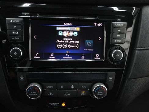 Used 2019 Nissan Rogue SV image 19