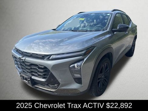 Used 2025 Chevrolet Trax ACTIV w/ Sunroof Package FWD image 7