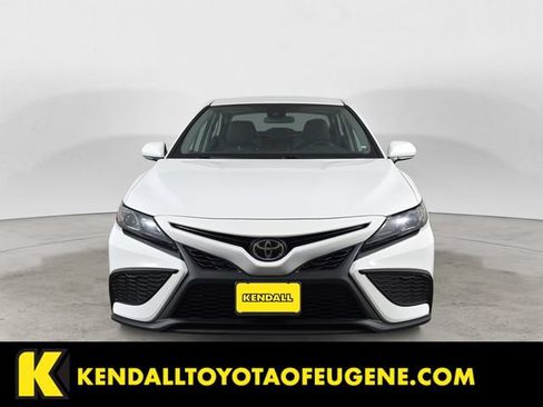 Used 2022 Toyota Camry SE FWD image 2