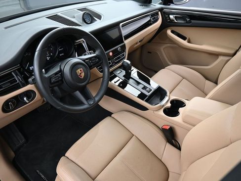 Certified 2025 Porsche Macan AWD/4WD image 4
