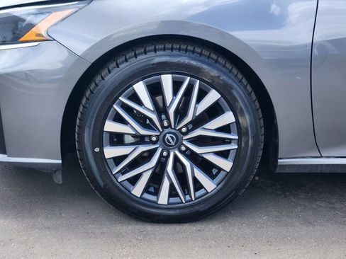 Used 2024 Nissan Altima 2.5 SV FWD image 10