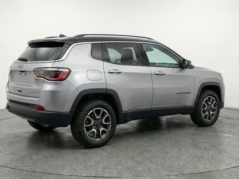 Used 2025 Jeep Compass Trailhawk image 9