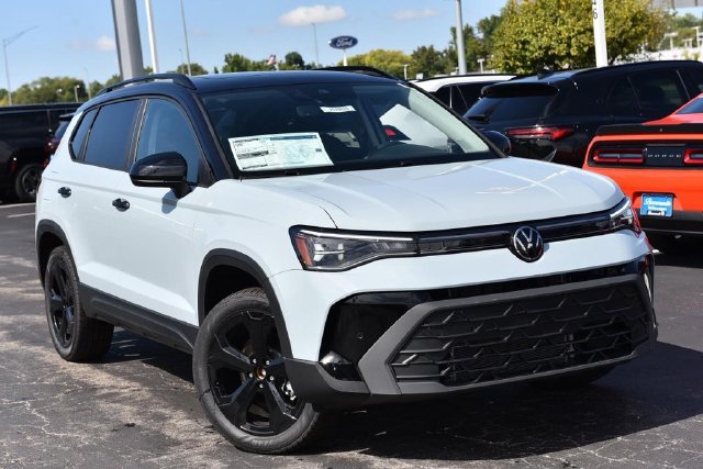 New 2027 Volkswagen Taos SE AWD/4WD image 2