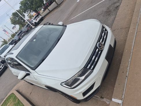 Used 2018 Volkswagen Tiguan SE w/ Panoramic Sunroof Package FWD image 18