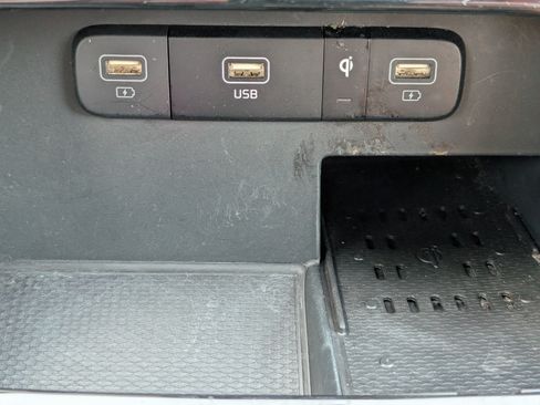 Used 2024 Kia Carnival EX FWD image 19