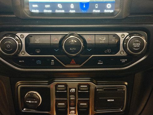 Used 2022 Jeep Wrangler Sahara image 23