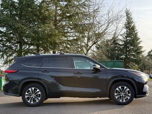 Certified 2023 Toyota Highlander XLE image 6