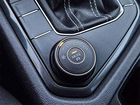 Used 2022 Volkswagen Tiguan SE image 16