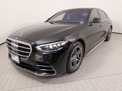 Used 2022 Mercedes-Benz S 500 4MATIC w/ AMG Line Package image 4