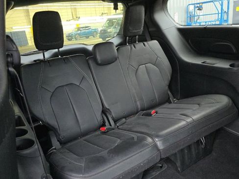 Used 2020 Chrysler Pacifica Touring-L w/ S Appearance Package FWD image 12