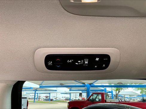 Used 2022 Chrysler Pacifica Touring-L FWD image 33